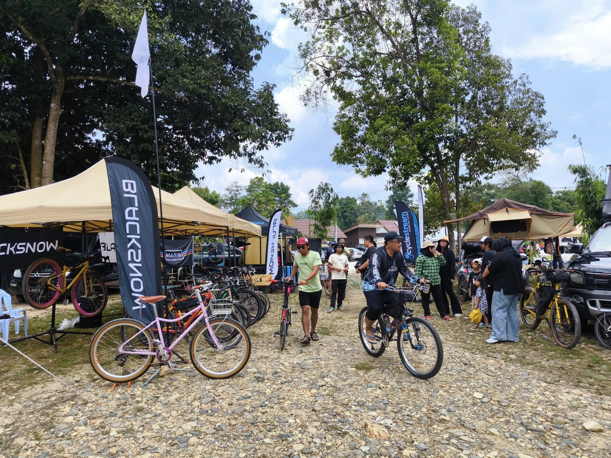 BlackSnow bike with RC01 rack in Kuala Lumpur, Malaysia