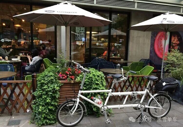 KHS Dachshund tandem being ridden through Shanghai